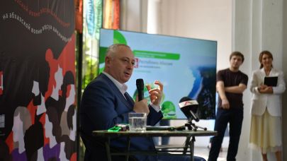 Бадра Гунба на встрече с "Международной экспедицией" 