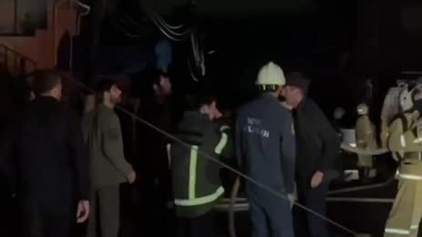 Часть коммерческого здания, загоревшегося в Новом районе, обрушилась, сообщил Sputnik глава МЧС Абхазии Алиас Авидзба - Sputnik Абхазия