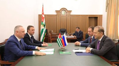 Торгово-экономическое сотрудничество обсудили Бадра Гунба и первый зампредседателя Правительства России Денис Мантуров