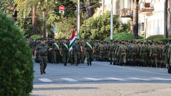 Репетиция парада в преддверии Дня Победы и Независимости прошла в Сухуме - Sputnik Абхазия