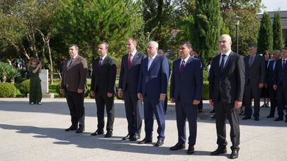 Церемония возложения цветов в Парке Славы 
