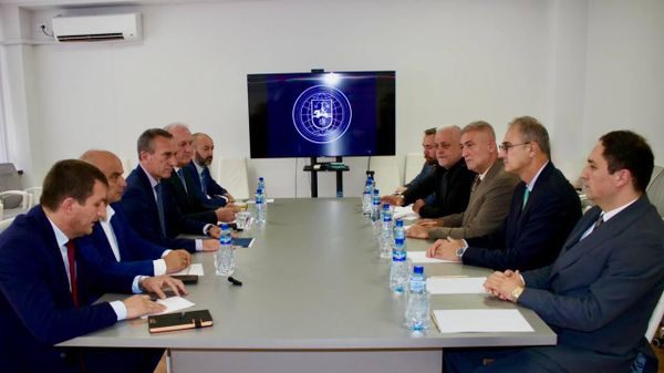 Глава МИД Абхазии встретился с делегацией Федерации абхазских культурных центров в Турции - Sputnik Абхазия