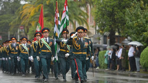 Военный парад в честь победы в ОВНА - Sputnik Абхазия
