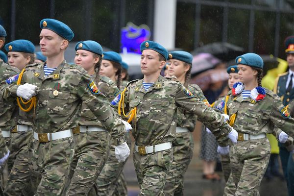 Также в параде приняли участие воспитанники военно-патриотического лагеря "Хочу стать десантником" из Нижнего Новгорода. - Sputnik Абхазия