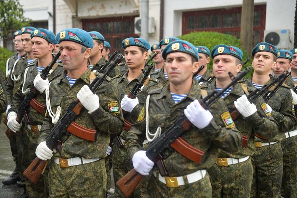 Несмотря на проливной дождь, военнослужащие выполняли свой долг. - Sputnik Абхазия