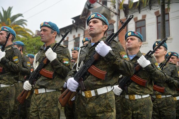 Шествие сопровождал сводный военный оркестр Минобороны Абхазии и седьмой военной базы. - Sputnik Абхазия