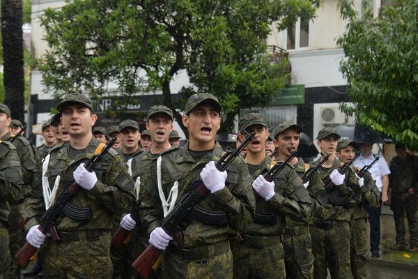Шествие открыли войска Сухумского гарнизона Министерства обороны республики. - Sputnik Абхазия