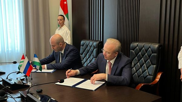 Спикер Парламента Абхазии Лаша Ашуба и председатель Курултая Башкортостана Андрей Назаров подписали коммюнике - Sputnik Абхазия