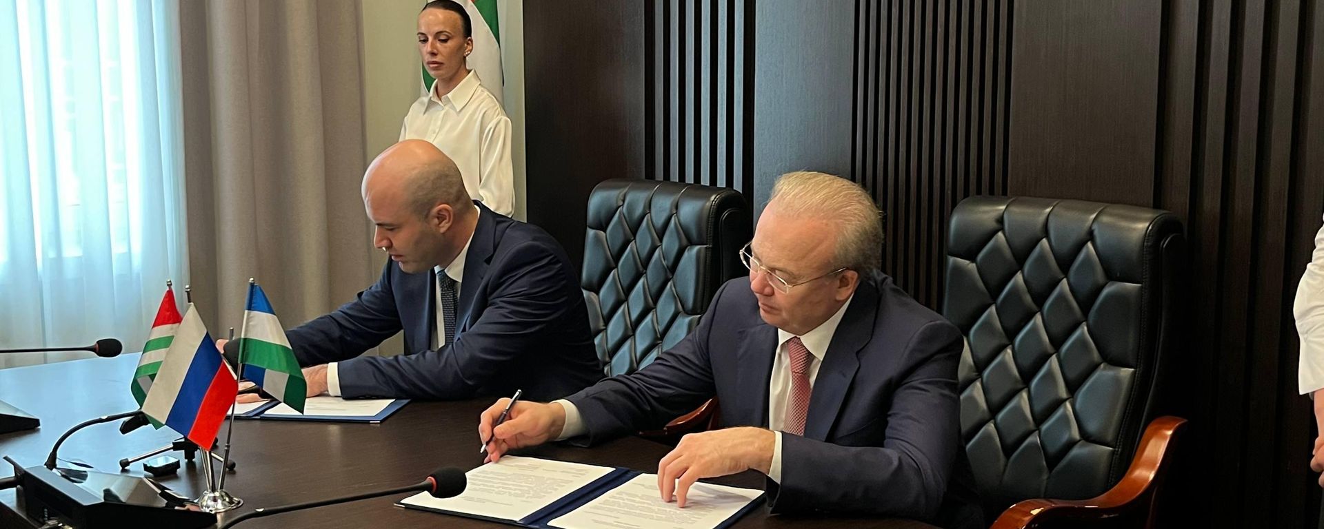 Спикер Парламента Абхазии Лаша Ашуба и председатель Курултая Башкортостана Андрей Назаров подписали коммюнике - Sputnik Абхазия, 1920, 01.10.2026