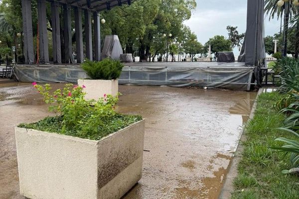 Абхазский драматический театр подтопило во время ливней 30 сентября, рассказала Sputnik гендиректор театр Хибла Мукба - Sputnik Абхазия