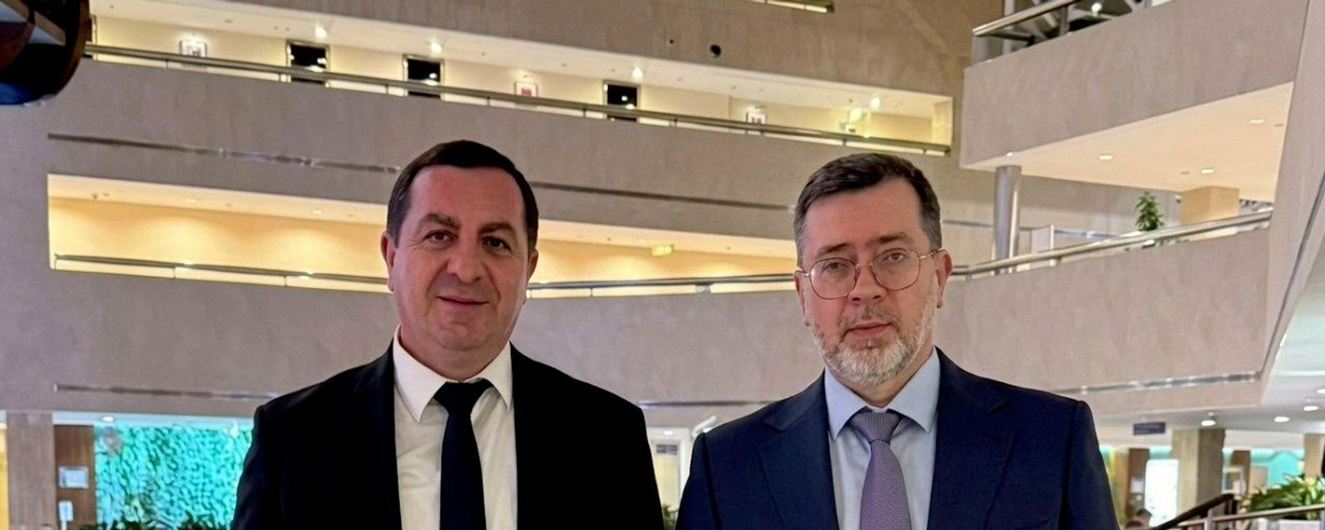Глава МВД Абхазии Роберт Киут и замминистра внутренних дел России Андрей Храпов - Sputnik Абхазия, 1920, 03.10.2026