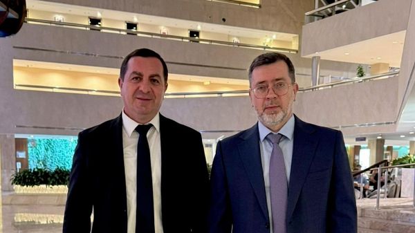 Аԥсни Урыстәылеи еицырзеиԥшу аинформациа-координациатә центр аҿиара иалацәажәеит АҩА рминистр Роберт Кьиути УА аҩнуҵҟатәи аусқәа рминистр ихаҭыԥуаҩ Андреи Храпови, абри атәы аанацҳауеит аусбарҭа апресс-маҵзура - Sputnik Аҧсны