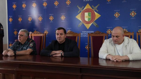  Роберт Киут представил коллективу врио начальника УВД по городу Сухум Леона Хеция. - Sputnik Аҧсны