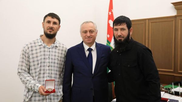 Сыновья бывшего председателя Парламента Конфедерации народов Кавказа Юсупа Сосланбекова получили орден Леона, которым он был награжден в 1994 года - Sputnik Абхазия