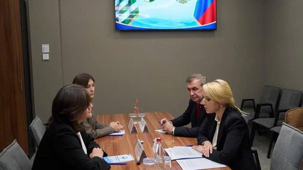 Омбудсмены Абхазии и России Анас Кишмария и Яна Лантратова встретились в Махачкале, где они участвуют в совещании Актуальные вопросы защиты прав участников СВО: реабилитация, занятость и трудоустройство - Sputnik Абхазия