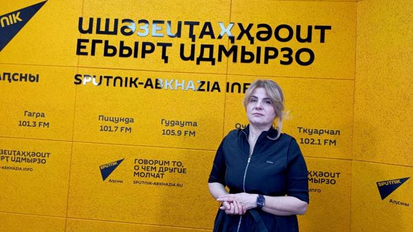 Фаина Матуаԥҳа амузыкант Реваз Нарманиа изкны - Sputnik Аҧсны