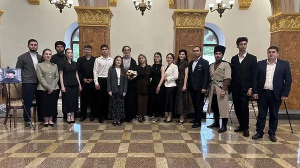 Ашәҟәыҩҩцәа Владимир Занҭариеи Анатоли Лагәлааи ргәалашәара ахәылԥаз мҩаԥысит Аԥсуа драматә театр аҿы. - Sputnik Аҧсны