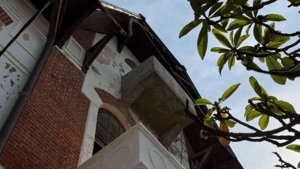 Реставрация здания на улице Аиааира в Сухуме проходит под контролем профильных ведомств - Sputnik Абхазия