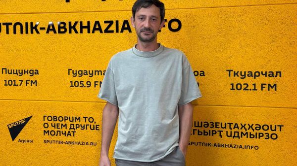 Новый спектакль молодежки: Михаил Лебедев рассказал о постановке Идеальный муж - Sputnik Абхазия