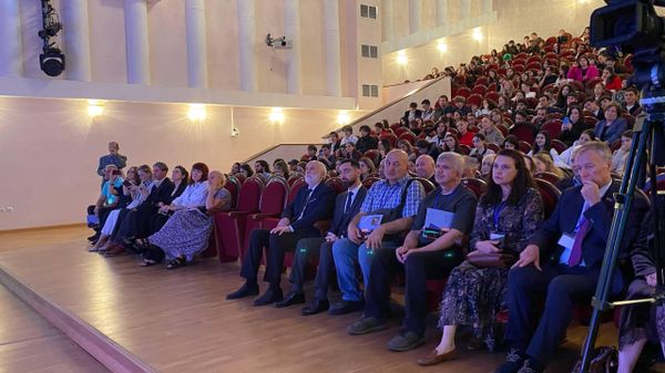 Х юбилейный международный арт-пленэр Краски осени Абхазии 2026 открылся в АГУ. - Sputnik Аҧсны