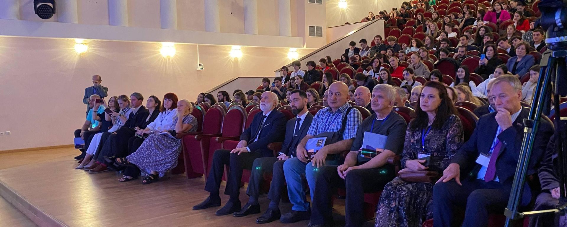 Х юбилейный международный арт-пленэр Краски осени Абхазии 2026 открылся в АГУ. Х юбилейный международный арт-пленэр Краски осени Абхазии 2026 открылся в АГУ. - Sputnik Абхазия, 1920, 19.10.2026