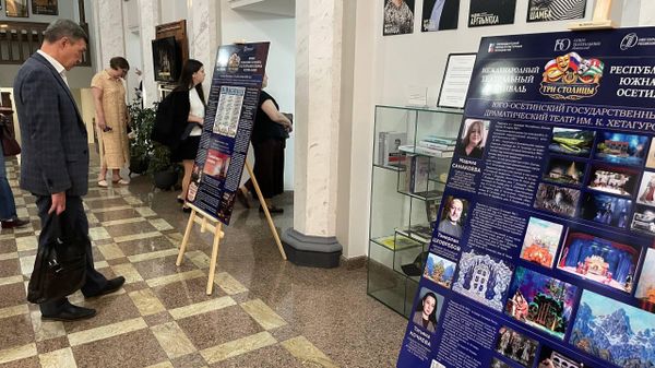 Выставка работ театральных художников открылась в фойе Абхазского государственного театра - Sputnik Абхазия