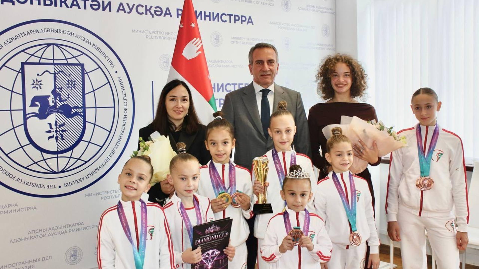 Глава МИД Олег Барциц назвал абхазских гимнасток послами доброй воли Абхазии за рубежом Глава МИД Олег Барциц назвал абхазских гимнасток послами доброй воли Абхазии за рубежом - Sputnik Абхазия, 1920, 19.10.2026