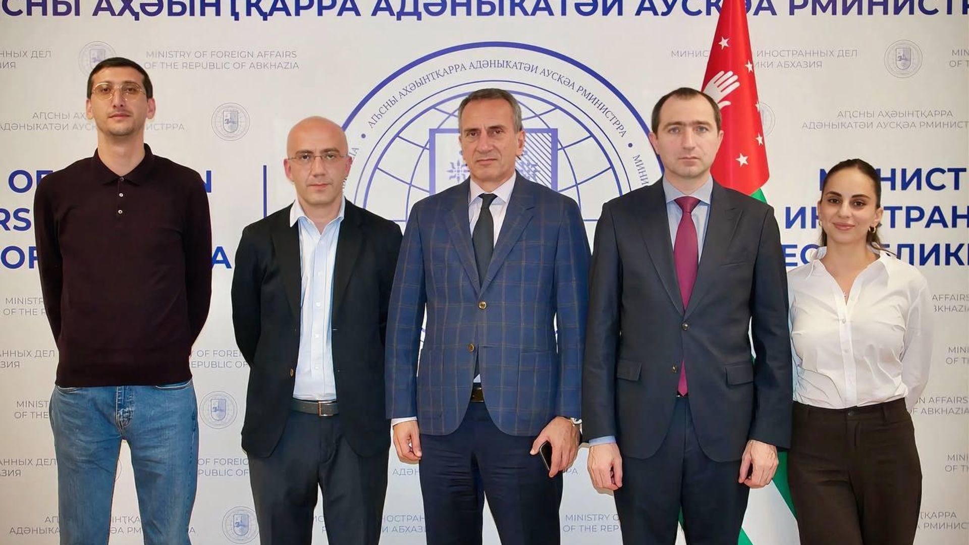 Подготовку к Чемпионату мира по домино 2027 в Абхазии обсудили в МИДе республики, сообщила пресс-служба ведомства Подготовку к Чемпионату мира по домино 2027 в Абхазии обсудили в МИДе республики, сообщила пресс-служба ведомства - Sputnik Абхазия, 1920, 20.10.2026
