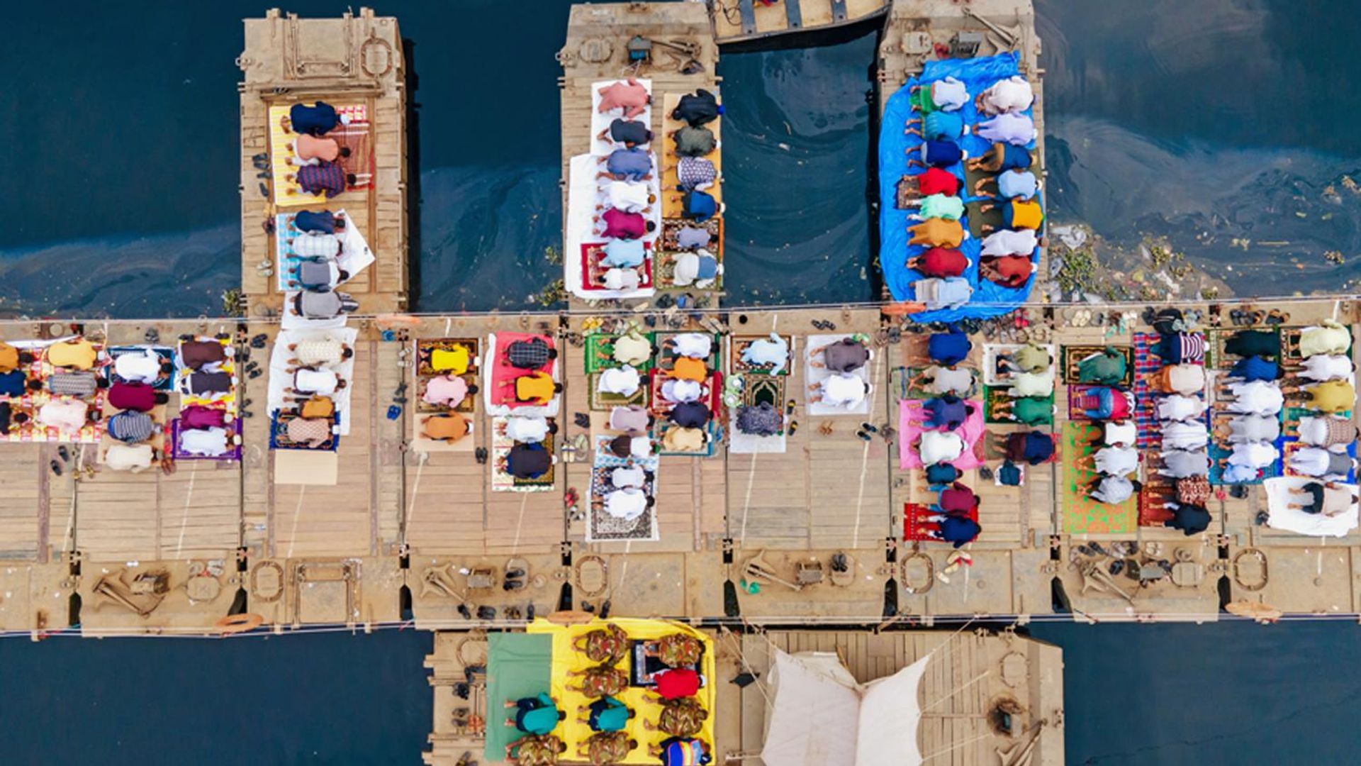 Работа Floating Friday Prayers фотографа из Бангладеш Muhammad Amdad Hossain. 1 место. Вид сверху, одиночные Работа Floating Friday Prayers фотографа из Бангладеш Muhammad Amdad Hossain. 1 место. Вид сверху, одиночные - Sputnik Аҧсны, 1920, 21.10.2026
