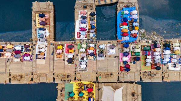 Работа Floating Friday Prayers фотографа из Бангладеш Muhammad Amdad Hossain. 1 место. Вид сверху, одиночные - Sputnik Аҧсны