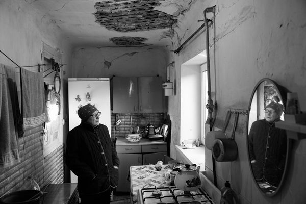 "Мы здесь живем" российского автора Алисы Северной — кадры из жизни людей в разрушенных населённых пунктах, которые, несмотря ни на что, не покидают свои дома. "Мы здесь живем" российского автора Алисы Северной — кадры из жизни людей в разрушенных населённых пунктах, которые, несмотря ни на что, не покидают свои дома. - Sputnik Абхазия