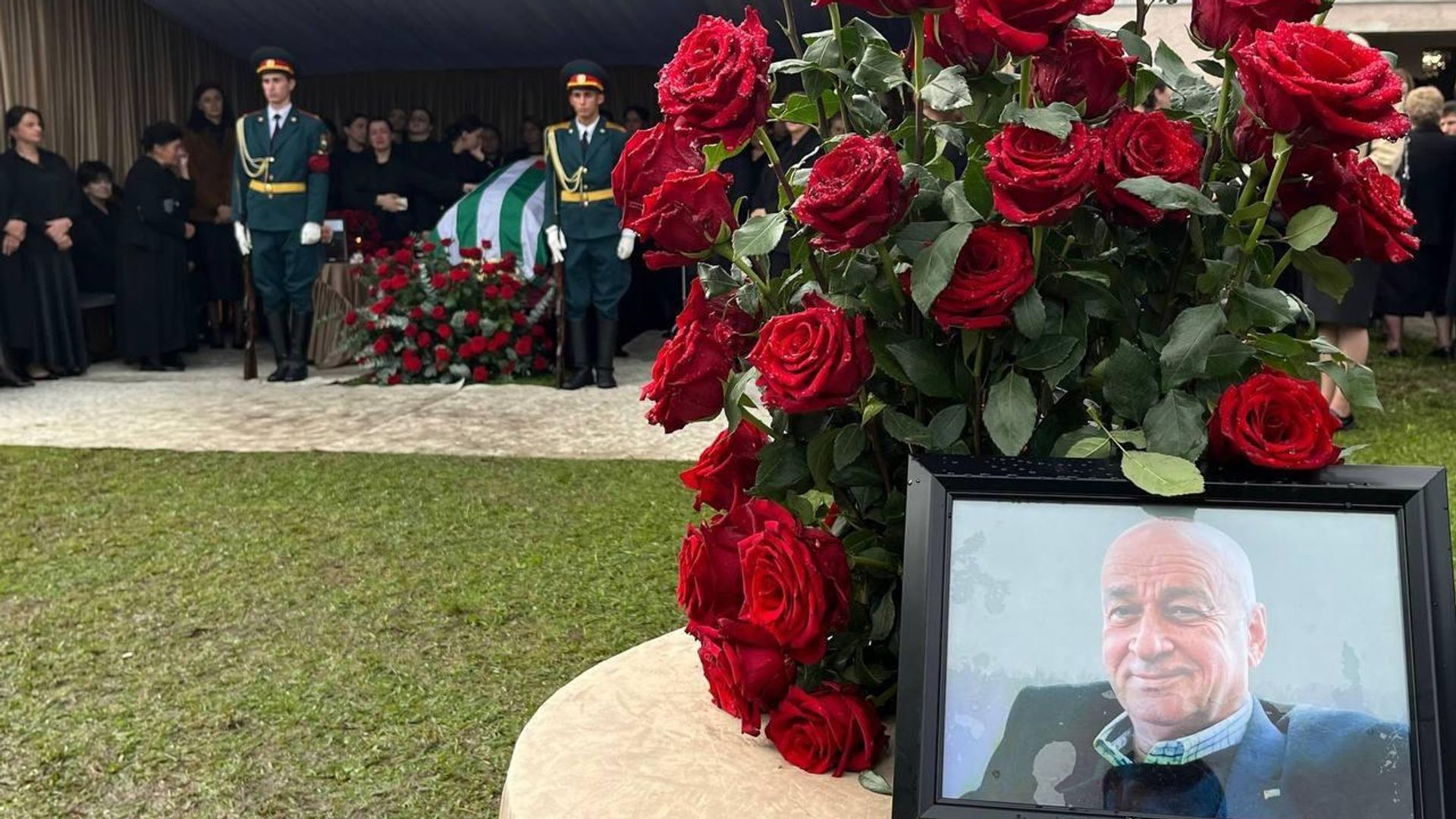 В селе Кутол прошла церемония прощания с Героем Абхазии, заслуженным врачом и экс-министром здравоохранения Апполоном Гургулия. В селе Кутол прошла церемония прощания с Героем Абхазии, заслуженным врачом и экс-министром здравоохранения Апполоном Гургулия. - Sputnik Аҧсны, 1920, 22.10.2026