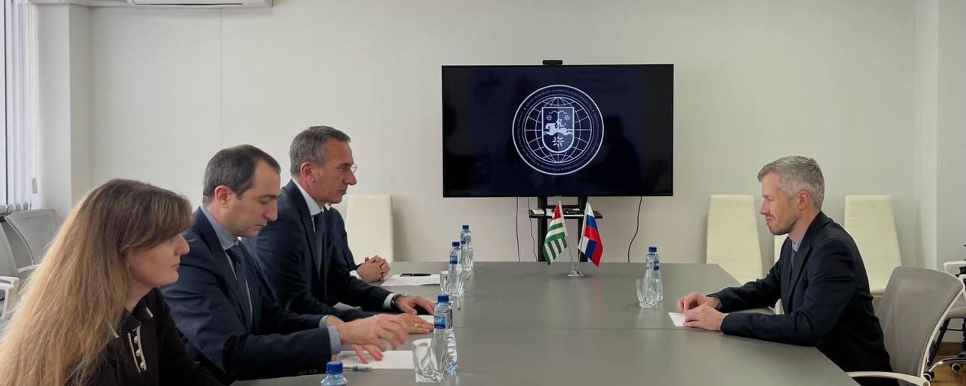Вопрос прохождения погранконтроля в московских аэропортах по абхазским паспортам обсудил глава МИД Олег Барциц с временным поверенным в делах России Максимом Литвиновым - Sputnik Абхазия, 1920, 22.10.2026