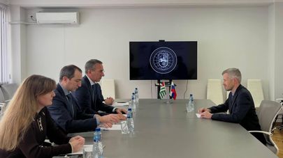 Вопрос прохождения погранконтроля в московских аэропортах по абхазским паспортам обсудил глава МИД Олег Барциц с временным поверенным в делах России Максимом Литвиновым
