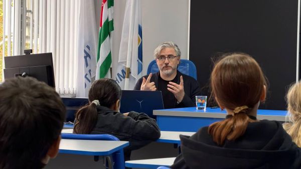 Мультипликатор Сергей Антонов провел мастер-класс для школьников села Кацикыт - Sputnik Аҧсны