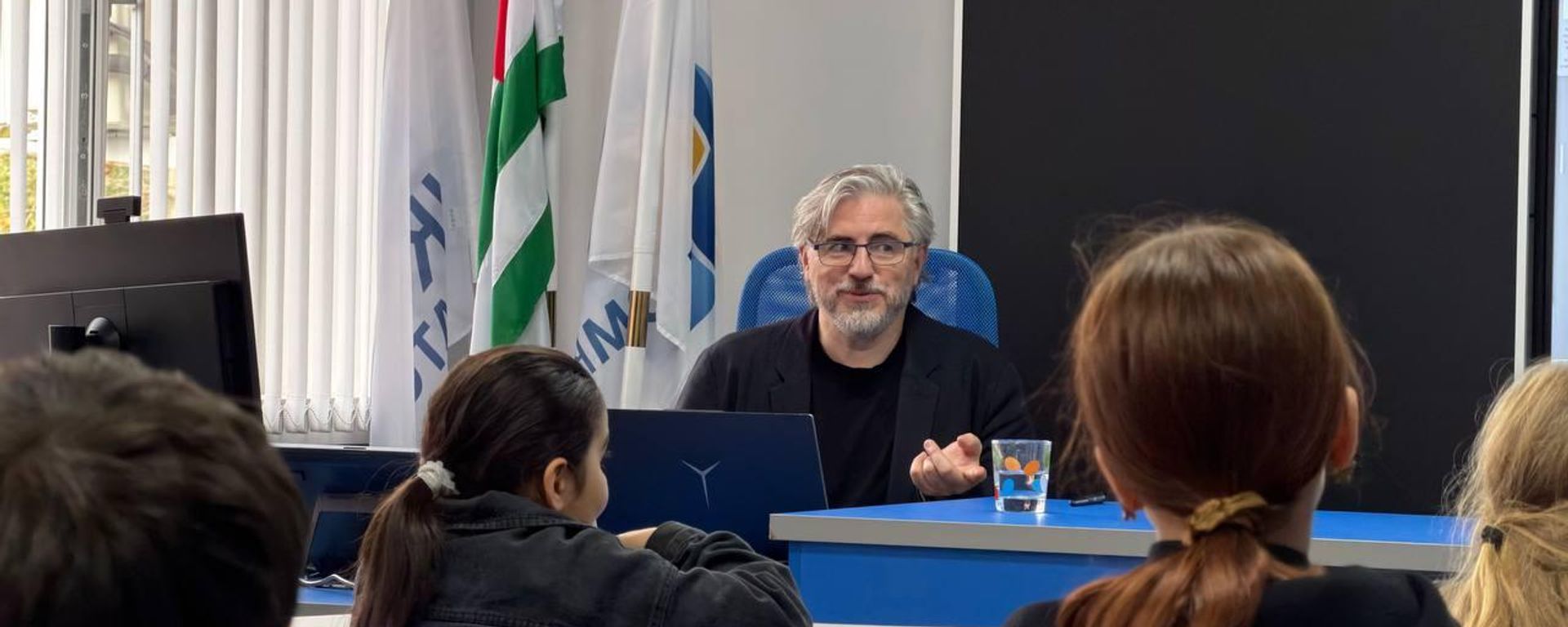 Мультипликатор Сергей Антонов провел мастер-класс для школьников села Кацикыт Мультипликатор Сергей Антонов провел мастер-класс для школьников села Кацикыт - Sputnik Абхазия, 1920, 27.10.2026