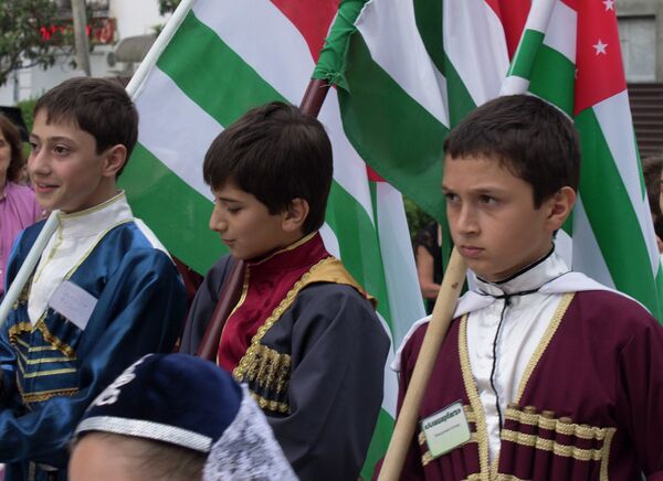 Ребята в национальных костюмах - Sputnik Абхазия