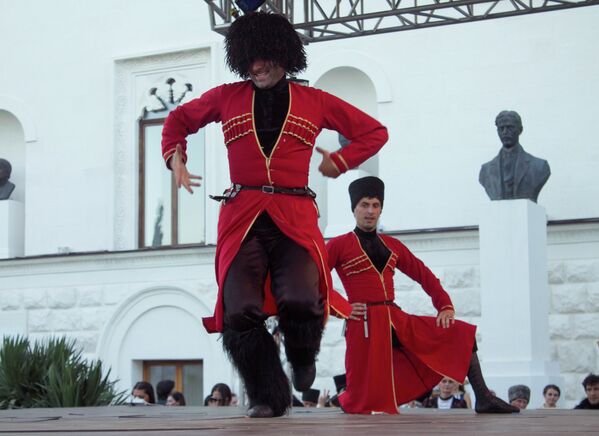 Выступление танцоров ансамбля Шаратын - Sputnik Абхазия