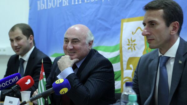 Посол Абхазии в России встретился с писателем Владимиром Делба - Sputnik Абхазия
