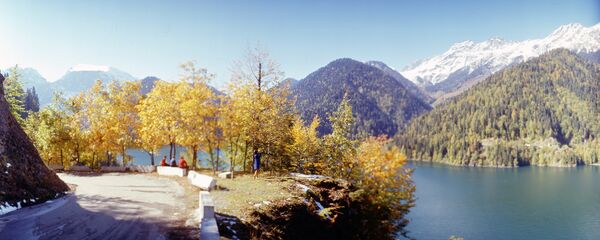 Озеро Рица. Архивное фото. Озеро Рица. Архивное фото. - Sputnik Абхазия