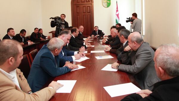 Премьер-министр Абхазии на встрече с бизнесменами. Фото с места события. - Sputnik Абхазия
