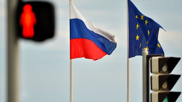 Флаги России, ЕС, Франции и герб Ниццы на набережной Ниццы - Sputnik Абхазия