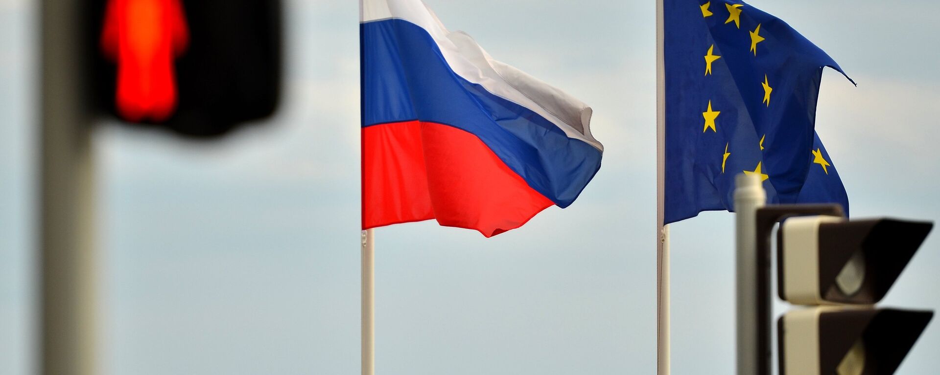 Флаги России, ЕС, Франции и герб Ниццы на набережной Ниццы - Sputnik Абхазия, 1920, 31.05.2022