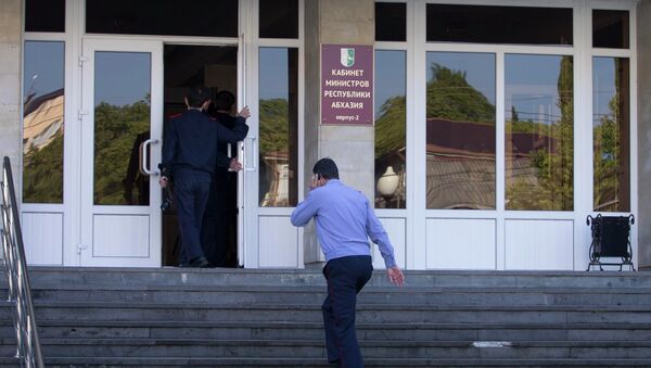 Сотрудники милиции у здания кабинета министров РА. Фото с места события. - Sputnik Абхазия