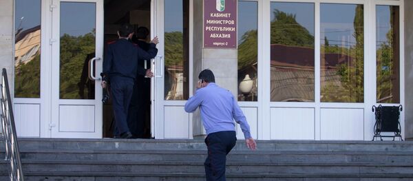 Сотрудники милиции у здания кабинета министров РА. Фото с места события. - Sputnik Абхазия