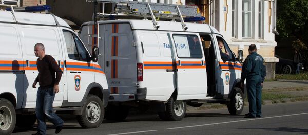 Работники МЧС Абхазии у здания кабинета министров. Фото с места события. - Sputnik Абхазия