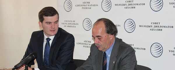 Мауро Мурджиа на встрече с молодыми дипломатами в МИД Абхазии Мауро Мурджиа на встрече с молодыми дипломатами в МИД Абхазии - Sputnik Абхазия