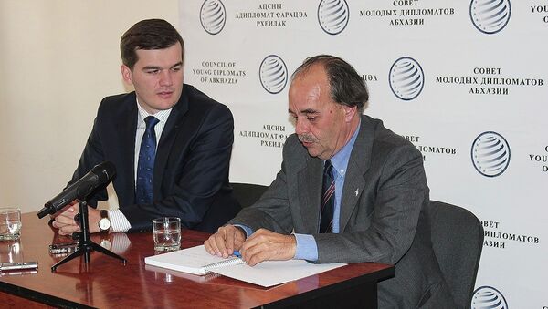 Мауро Мурджиа на встрече с молодыми дипломатами в МИД Абхазии - Sputnik Абхазия
