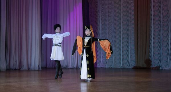 Участники танцевального конкурса Золотая лань. - Sputnik Абхазия