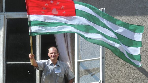Мужчина с абхазский флагом. Архивное фото. - Sputnik Абхазия